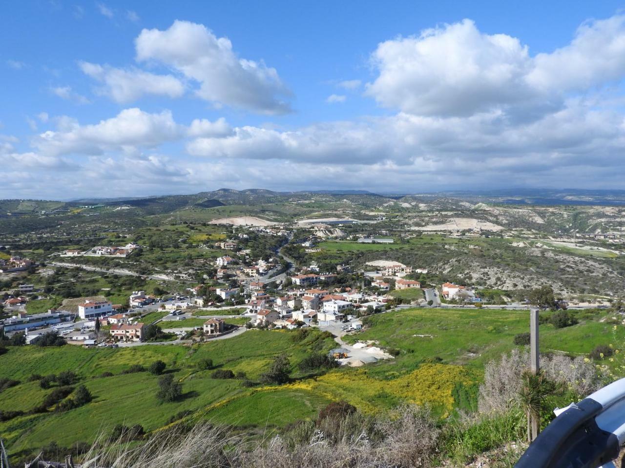 Hill View 3*
